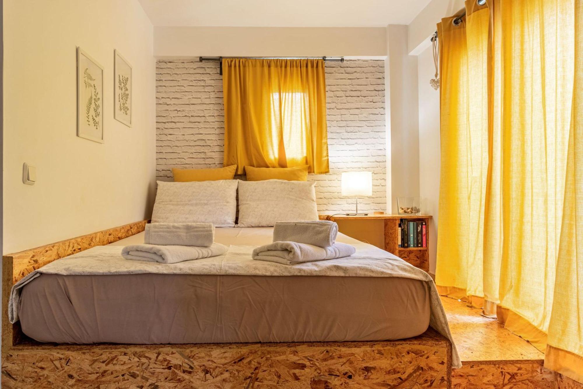 Downtown Central Suite With Private Parking Каламата Екстериор снимка