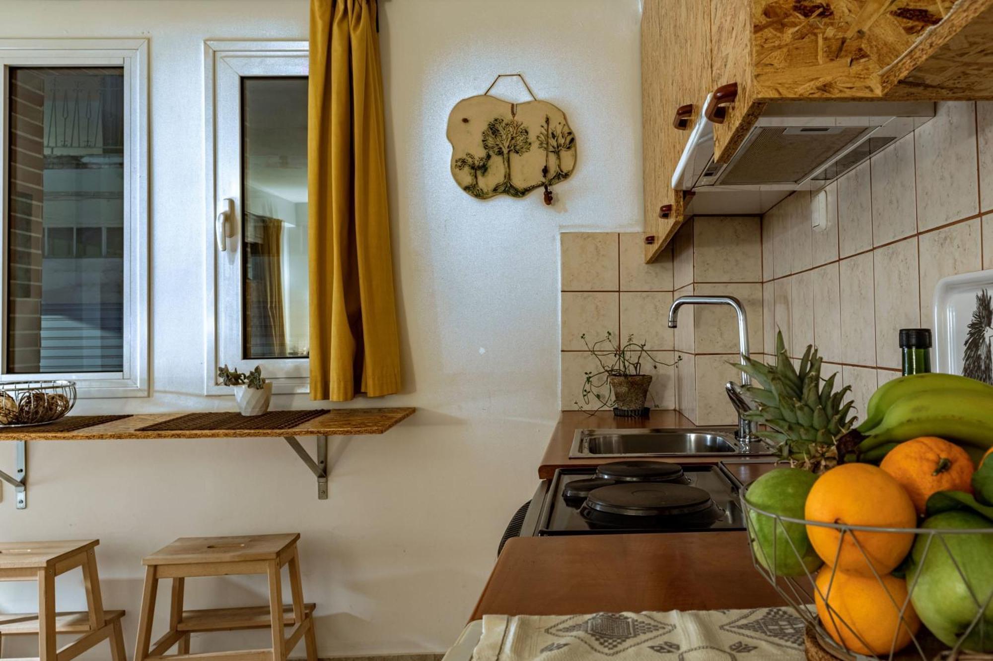 Downtown Central Suite With Private Parking Каламата Екстериор снимка